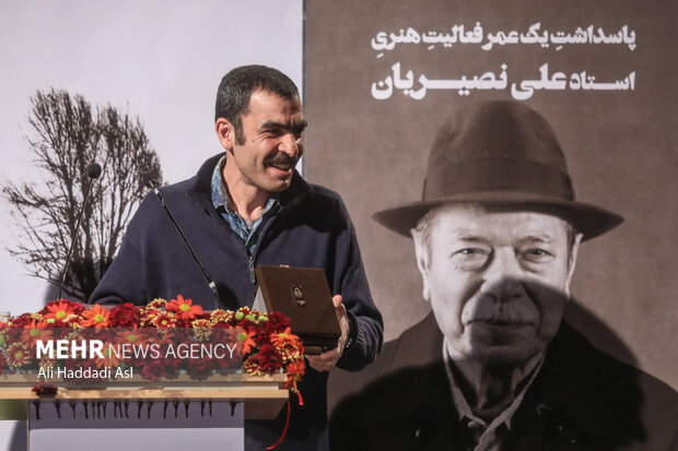 حسین کیایی در حال سخنرانی در بیستمین جشن سالانه منتقدان تئاتر است