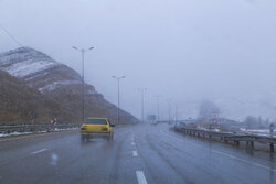 بارش اولین برف پاییزی در محور فیروزکوه/رانندگان مجهز باشند