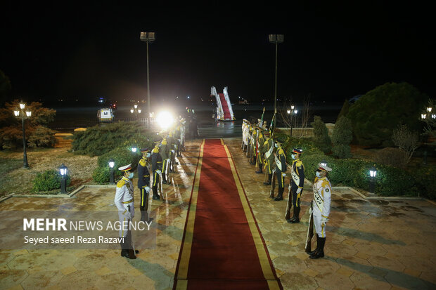 مراسم استقبال از رئیس جمهور در بازگشت از روسیه شامگاه پنجشنبه در محل پاویون جمهوری فرودگاه مهرآباد برگزار شد