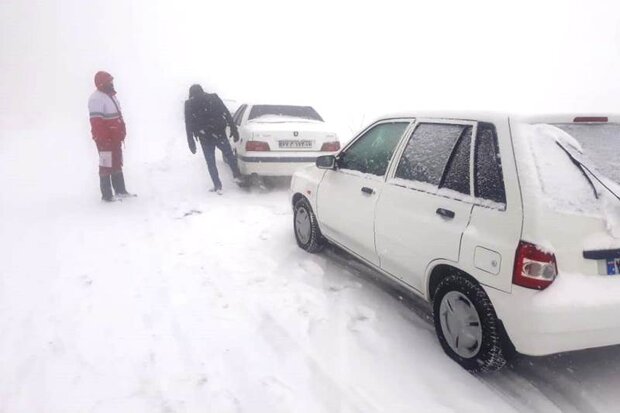۲۰۰خودروی گرفتار در کولاک برف محور تاراز - اندیکا امدادرسانی شدند