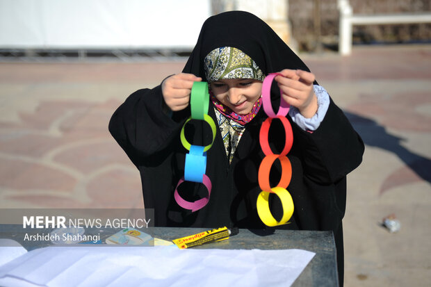 کودک در حال ساخت بادبادک در جشنواره بادبادک باز هستند