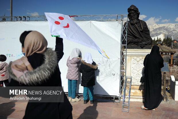 جشنواره «بادبادک باز» به مناسبت روز جهانی بادبادک، صبح امروز با حضور کودکان ایرانی، افغانستانی برگزار شد