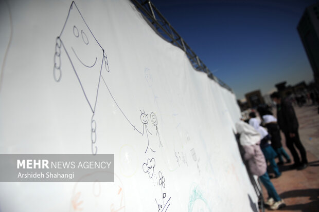 کودکان در حال نقاشی در جشنواره بادبادک باز هستند