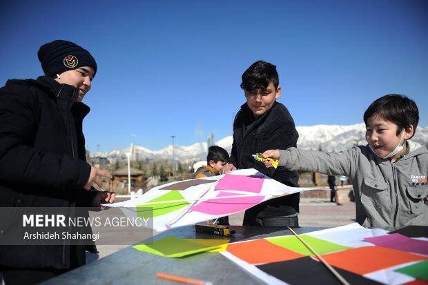 کودکان افغانی در حال ساخت بادبادک در جشنواره بادبادک باز هستند 