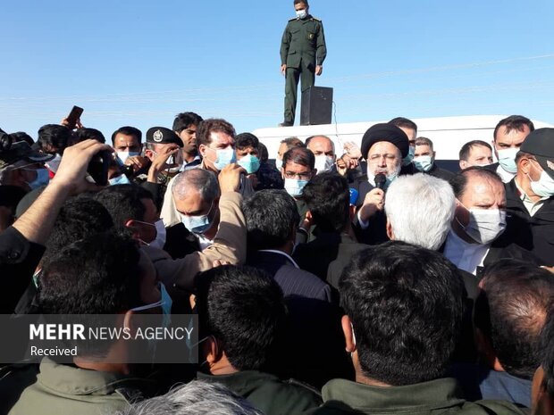 حضور رئیس جمهور و استاندارکرمان در جمع مردم روستای سیلزده نهضت آباد - کرمان