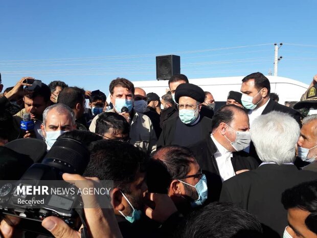 حضور رئیس جمهور و استاندارکرمان در جمع مردم روستای سیلزده نهضت آباد - کرمان