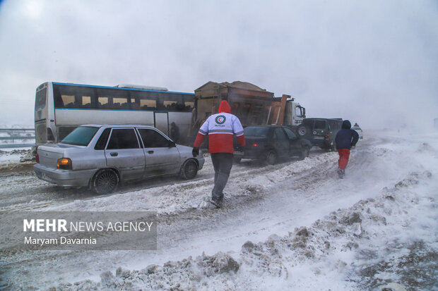 امدادرسانی به ۲۳۰ فرد گرفتار در برف طی ۲۴ اخیر در ۲ شهرستان استان