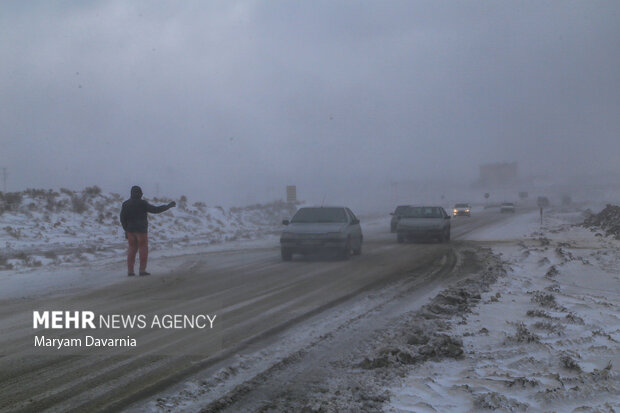 امداد رسانی پلیس ایلام به ۱۴۵۰ خودروی گرفتار در برف