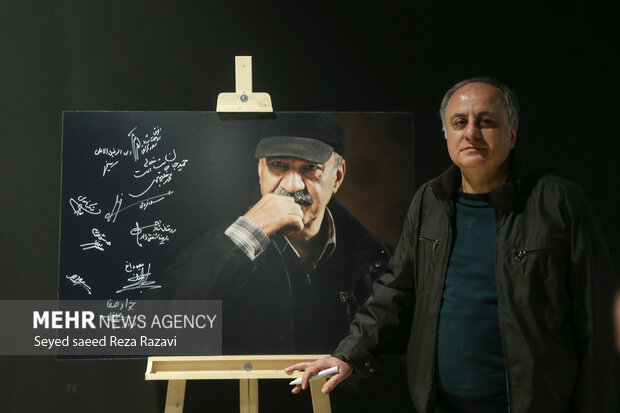  محمدعلی سجادی کارگردان، فیلم نامه نویس، تهیه کننده در مراسم یادبود حمید لبخنده حضور دارد