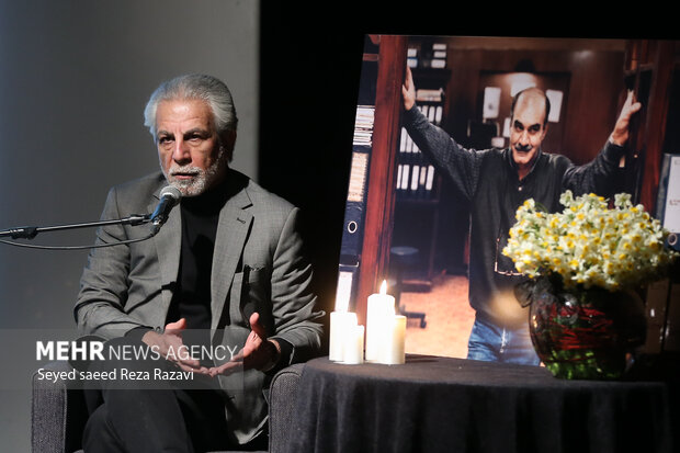  منوچهر شاهسواری مدیرعامل خانه سینما در حال سخنرانی در مراسم یادبود حمید لبخنده است