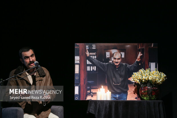  حسین کیانی کارگردان تئاتر در حال سخنرانی در مراسم یادبود <a href='https://sayeb.ir/tag/%d8%ad%d9%85%db%8c%d8%af-%d9%84%d8%a8%d8%ae%d9%86%d8%af%d9%87'>حمید لبخنده</a> است