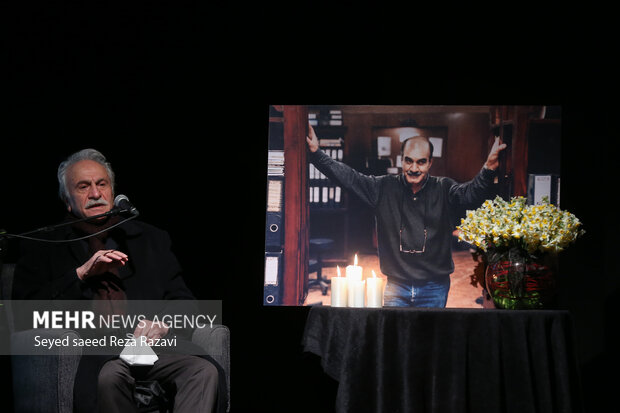  ایرج راد بازیگر در حال سخنرانی در مراسم یادبود <a href='https://sayeb.ir/tag/%d8%ad%d9%85%db%8c%d8%af-%d9%84%d8%a8%d8%ae%d9%86%d8%af%d9%87'>حمید لبخنده</a> است