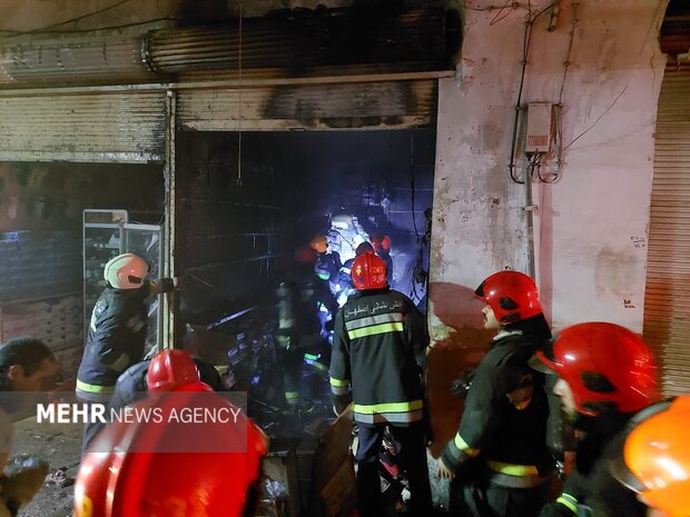 جزئیات حادثه آتش سوزی در ساختمان مسکونی/ نجات ۲۰ نفر از دود