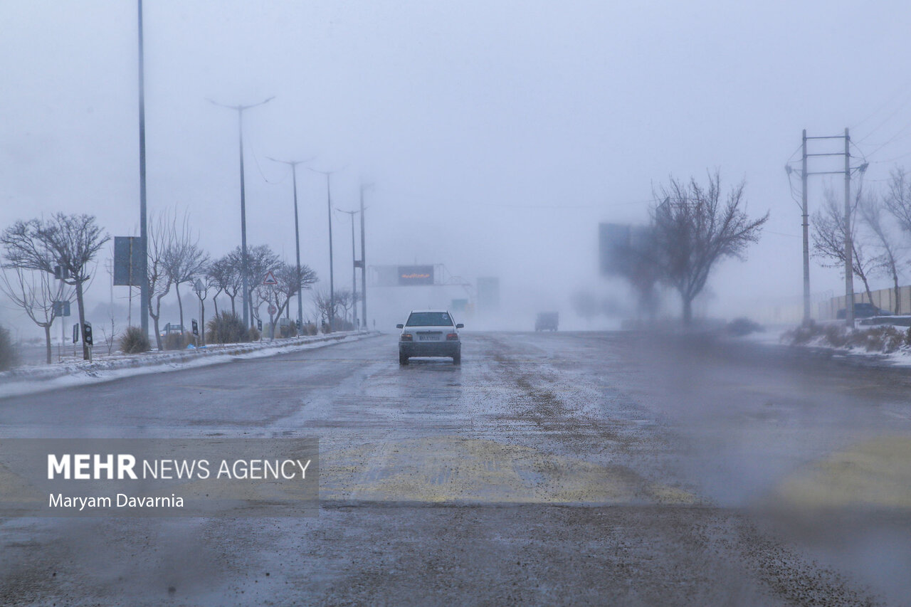 بارش برف در جاده های هراز و فیروزکوه/تردد روان است