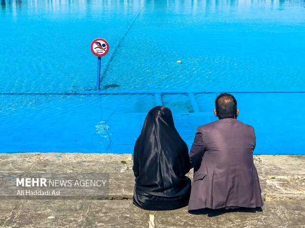 امروزه تلفن همراه، دیگر تنها وسیله‌ای برای مکالمات روزمره نیست. با پیشرفت لحظه به لحظه تکنولوژی این وسیله به یکی از مهم‌ترین ابزارها برای انسان‌ها تبدیل شده و خود به تنهایی یک رسانه فردی کوچک است. یکی از اساسی‌ترین ابراز تلفن‌های همراه هوشمند، دوربین است. این ابزار سبب شده تا میزان و میل به هنر عکاسی در میان مردم بیشتر شده و به راحتی در شبکه‌های اجتماعی نظر دیگران را نسبت به عکس‌های خود جویا شوند