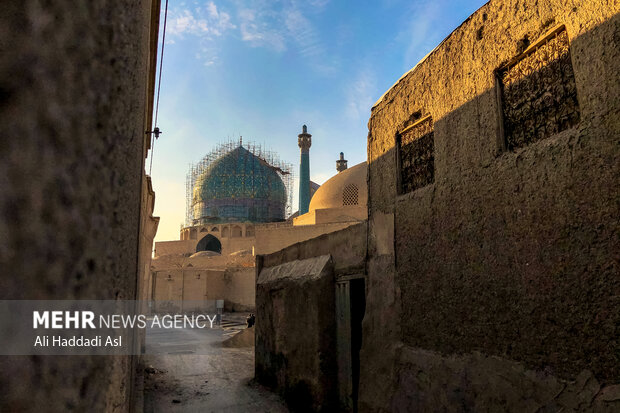 امروزه تلفن همراه، دیگر تنها وسیله‌ای برای مکالمات روزمره نیست. با پیشرفت لحظه به لحظه تکنولوژی این وسیله به یکی از مهم‌ترین ابزارها برای انسان‌ها تبدیل شده و خود به تنهایی یک رسانه فردی کوچک است. یکی از اساسی‌ترین ابراز تلفن‌های همراه هوشمند، دوربین است. این ابزار سبب شده تا میزان و میل به هنر عکاسی در میان مردم بیشتر شده و به راحتی در شبکه‌های اجتماعی نظر دیگران را نسبت به عکس‌های خود جویا شوند