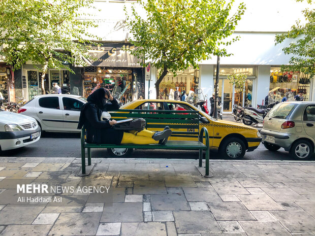 امروزه تلفن همراه، دیگر تنها وسیله‌ای برای مکالمات روزمره نیست. با پیشرفت لحظه به لحظه تکنولوژی این وسیله به یکی از مهم‌ترین ابزارها برای انسان‌ها تبدیل شده و خود به تنهایی یک رسانه فردی کوچک است. یکی از اساسی‌ترین ابراز تلفن‌های همراه هوشمند، دوربین است. این ابزار سبب شده تا میزان و میل به هنر عکاسی در میان مردم بیشتر شده و به راحتی در شبکه‌های اجتماعی نظر دیگران را نسبت به عکس‌های خود جویا شوند