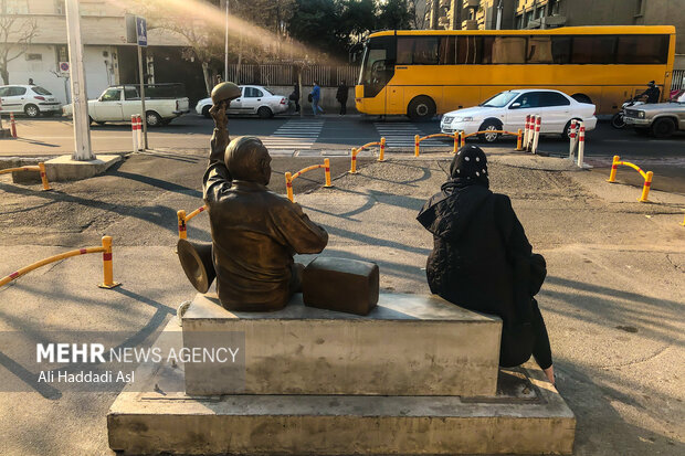 امروزه تلفن همراه، دیگر تنها وسیله‌ای برای مکالمات روزمره نیست. با پیشرفت لحظه به لحظه تکنولوژی این وسیله به یکی از مهم‌ترین ابزارها برای انسان‌ها تبدیل شده و خود به تنهایی یک رسانه فردی کوچک است. یکی از اساسی‌ترین ابراز تلفن‌های همراه هوشمند، دوربین است. این ابزار سبب شده تا میزان و میل به هنر عکاسی در میان مردم بیشتر شده و به راحتی در شبکه‌های اجتماعی نظر دیگران را نسبت به عکس‌های خود جویا شوند