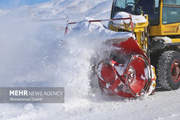 تلاش راهداران برای بازگشایی محورهای مسدود شده اردبیل