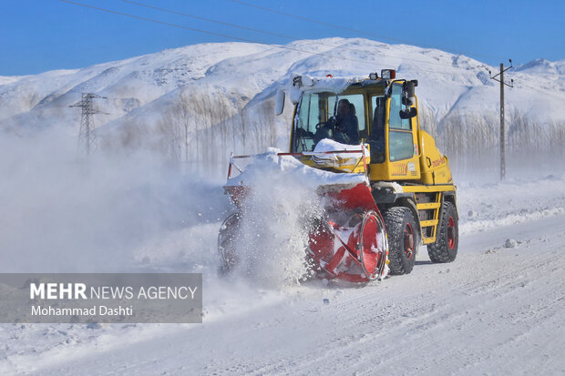 تلاش راهداران برای بازگشایی محورهای مسدود شده اردبیل
