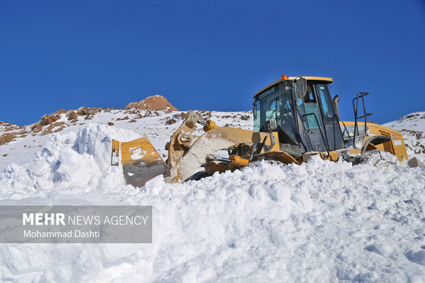 تلاش راهداران برای بازگشایی محورهای مسدود شده اردبیل