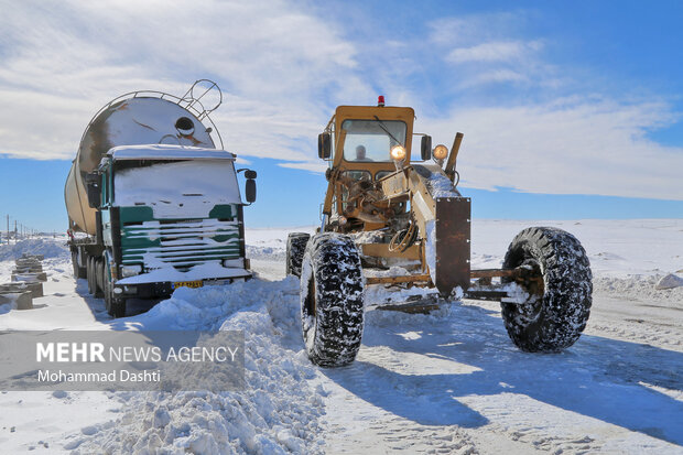 تلاش راهداران برای بازگشایی محورهای مسدود شده اردبیل