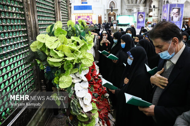 انسیه خزعلی معاون امور زنان رئیس جمهور و جمعی از مسئولان امور بانوان، با حضور در مرقد مطهر امام خمینی (ره)، با آرمان‌های امام راحل تجدید میثاق کردند