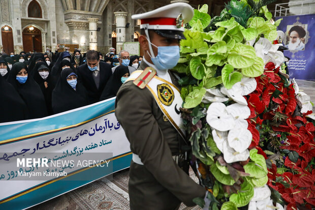 انسیه خزعلی معاون امور زنان رئیس جمهور و جمعی از مسئولان امور بانوان، با حضور در مرقد مطهر امام خمینی (ره)، با آرمان‌های امام راحل تجدید میثاق کردند