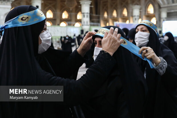 زنان در حال بستن سربند در مراسم تجدید میثاق معاون امور زنان ریاست جمهوری با آرمان های امام راحل هستند