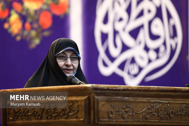 انسیه خزعلی معاون امور زنان رئیس جمهور در حال سخنرانی در مراسم تجدید میثاق با آرمان های امام راحل است