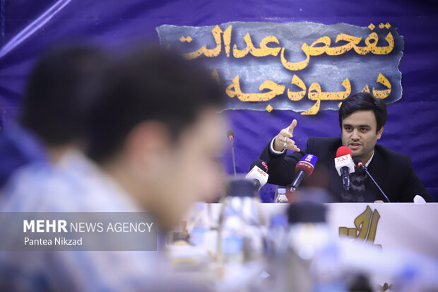 محمد امینی رعایا در حال سخنرانی در نشست تفحص عدالت در بودجه 1401 است