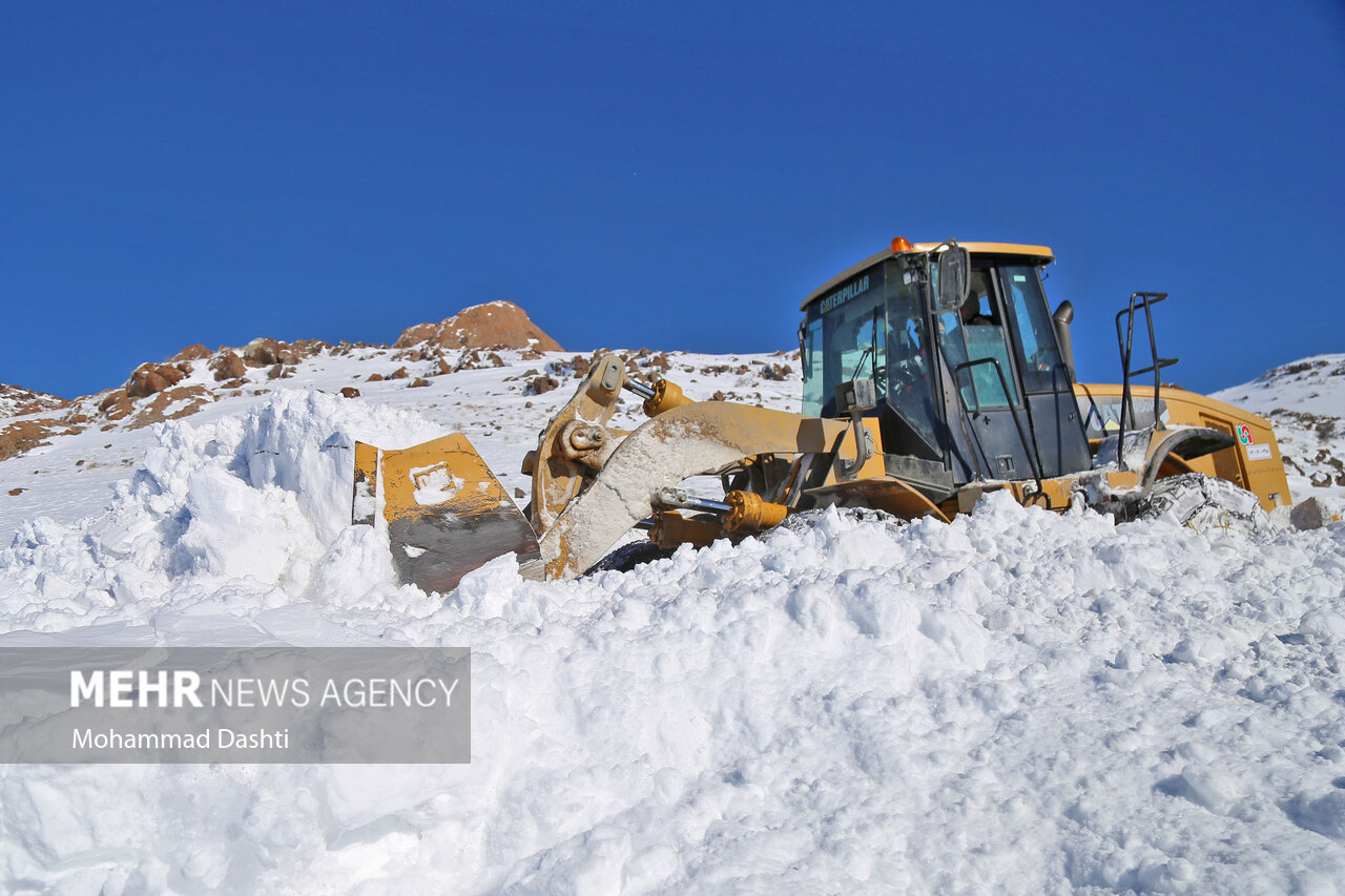 بارش نیم متری برف در شهرستان ورزقان و اختلال در تردد جاده ای