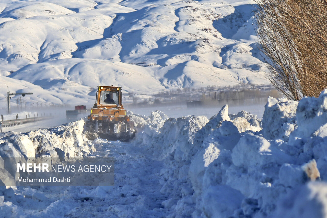 بارش برف راه‌های روستایی و گردنه‌های الیگودرز را مسدود کرد
