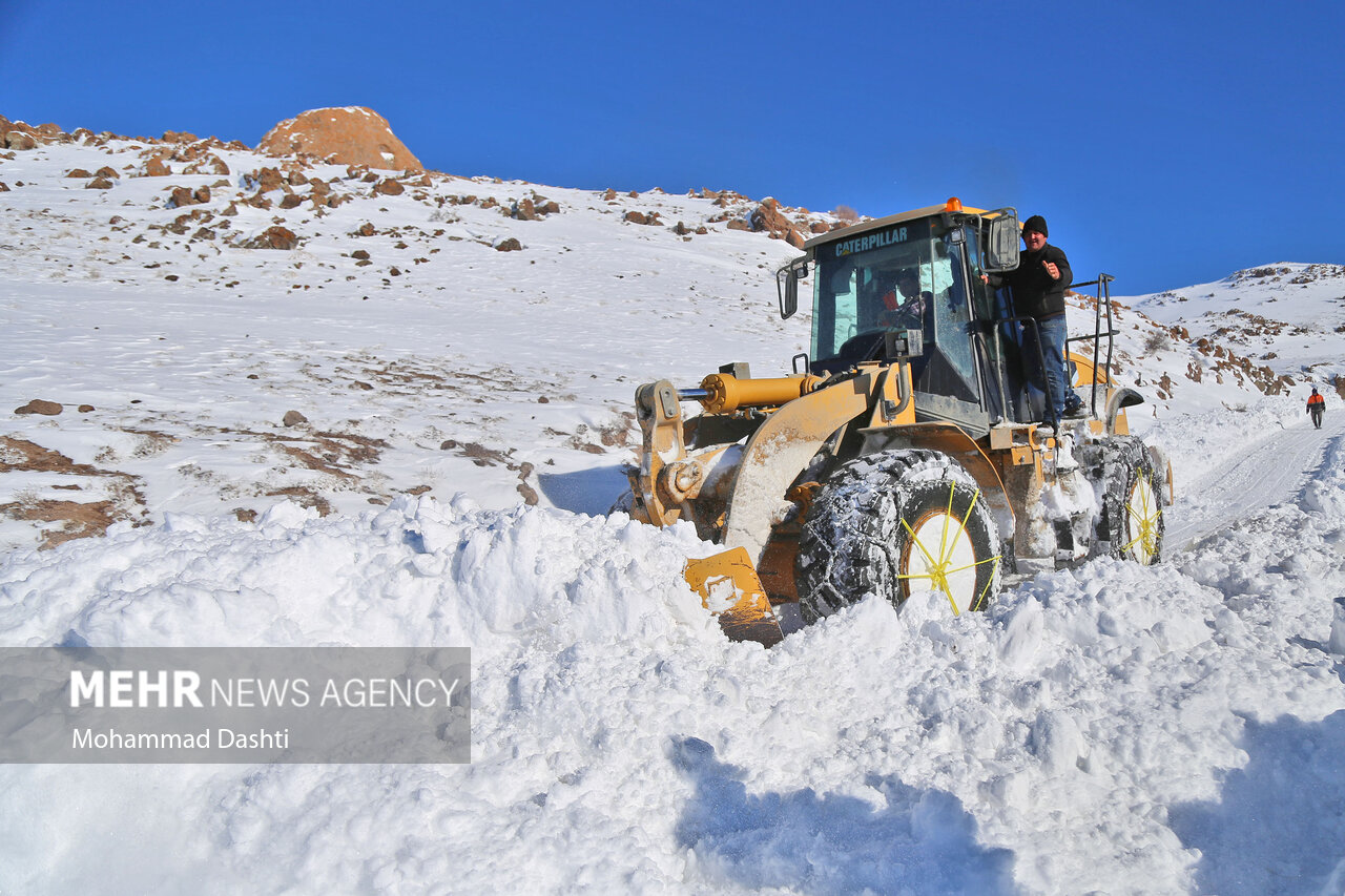 مسدود شدن راه های روستایی هوراند بر اثر بارش شدید برف