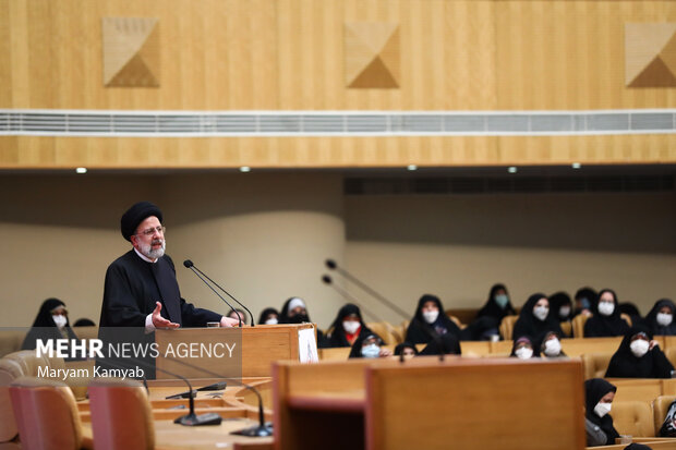 حجت الاسلام سید ابراهیم رئیسی رئیس جمهور در حال سخنرانی در مراسم بزرگداشت روز زن است