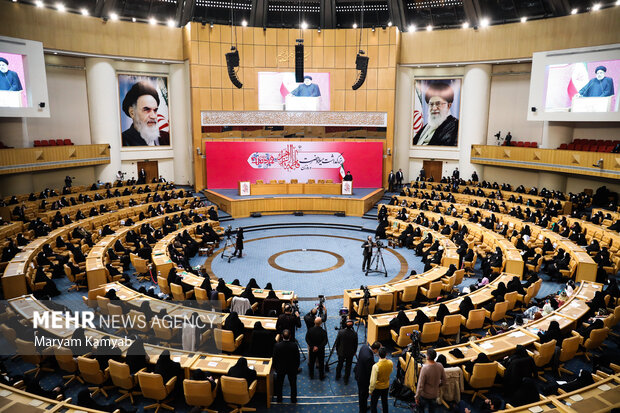 حجت الاسلام سید ابراهیم رئیسی رئیس جمهور در حال سخنرانی در مراسم بزرگداشت روز زن در سالن اجلاس سران است