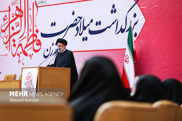 حجت الاسلام سید ابراهیم رئیسی رئیس جمهور در حال سخنرانی در مراسم بزرگداشت روز زن است