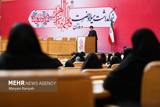 حجت الاسلام سید ابراهیم رئیسی رئیس جمهور در حال سخنرانی در مراسم بزرگداشت روز زن است