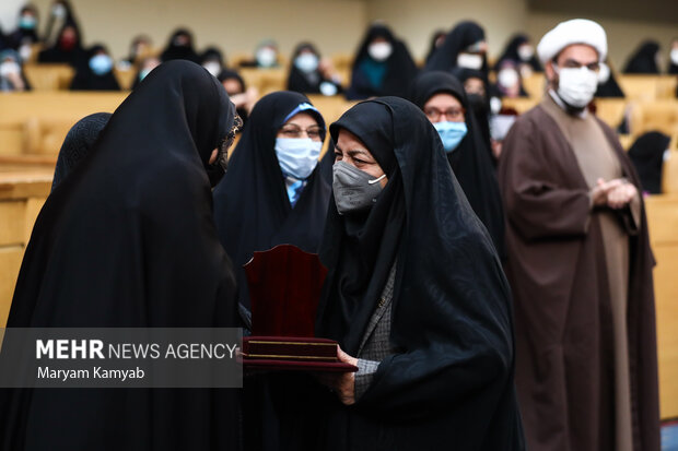 در مراسم بزرگداشت روز زن از زنان موفق تقدیر به عمل آمد