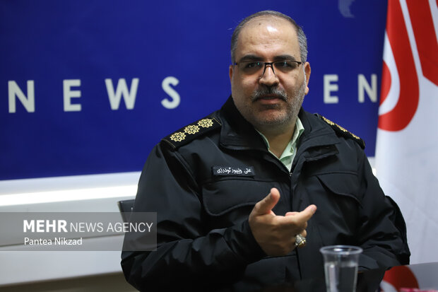 علی ولی پور گودرزی رئیس پلیس امنیت اقتصادی تهران بزرگ در حال پاسخگویی به سوالات خبرنگار مهر است