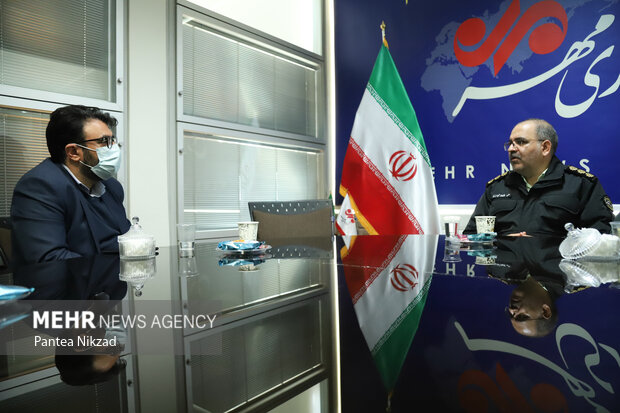 علی ولی پور گودرزی رئیس پلیس امنیت اقتصادی تهران بزرگ در حال پاسخگویی به سوالات خبرنگار مهر است
