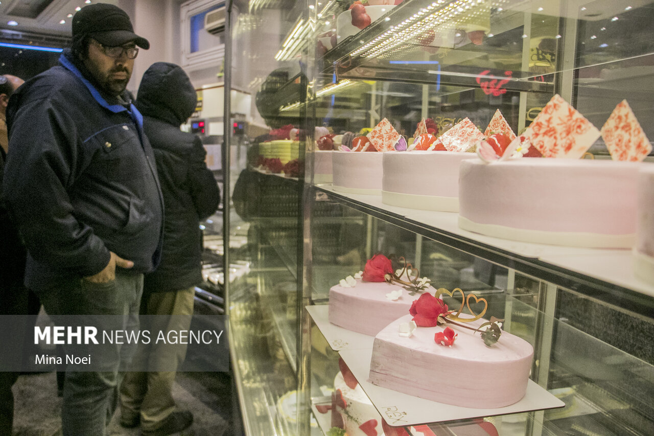تلخی افزایش قیمت شیرینی در کام شهروندان/بستنی ۵۰ درصد گران شد