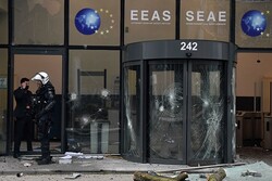 اروپایی ها پرچم اتحادیه اروپا را آتش زدند