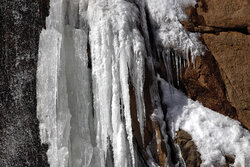 بارش برف و یخ‌بستن آبشار پارک دالاهو