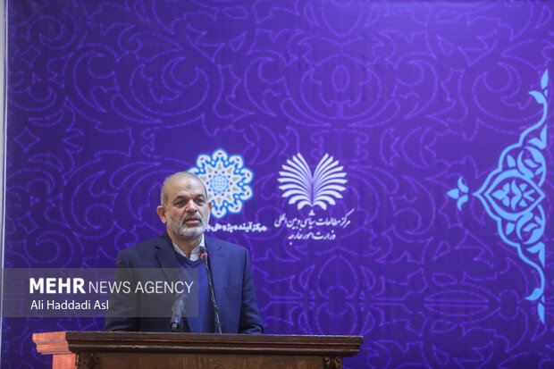 دکتر احمد وحیدی وزیر کشور در حال سخنرانی در همایش ملی ایران و همسایگان است