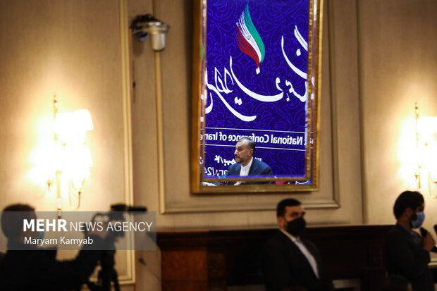 حسین امیر عبدالهیان وزیر امور خارجه در حال سخنرانی در اختتامیه همایش ملی ایران و همسایگان است