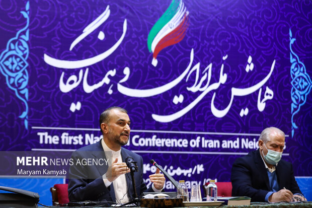 حسین امیر عبدالهیان وزیر امور خارجه در حال سخنرانی در اختتامیه همایش ملی ایران و همسایگان است