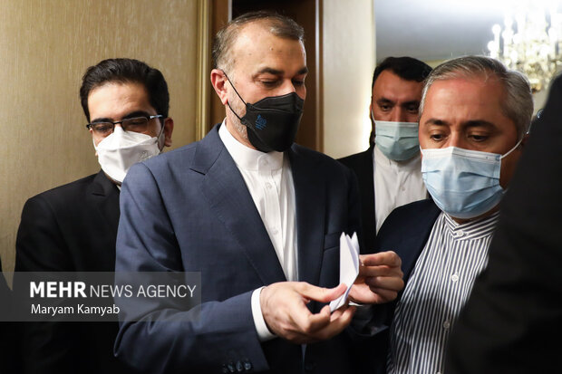 حسین امیر عبدالهیان وزیر امور خارجه پس از پایان همایش ملی ایران و همسایگان در حال خروج از مرکز مطالعات وزارت امور خارجه است