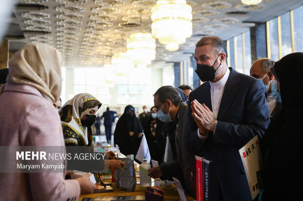 حسین امیر عبداللهیان وزیر امور خارجه در حال بازدید از غرفه های نمایشگاه برپا شده در تالار وحدت در حاشیه برگزاری مراسم بزرگداشت روز زن، است