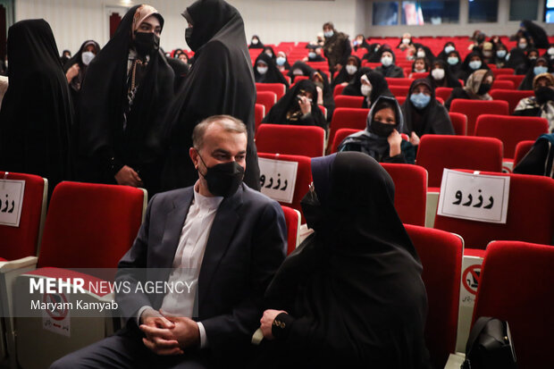 حسین امیر عبداللهیان وزیر امور خارجه به همراه همسرش در مراسم بزرگداشت روز زن در تالار وحدت حضور دارد